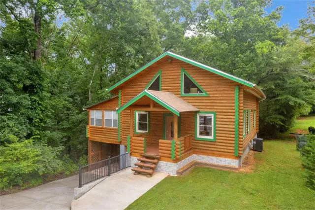 a view of a house with a yard