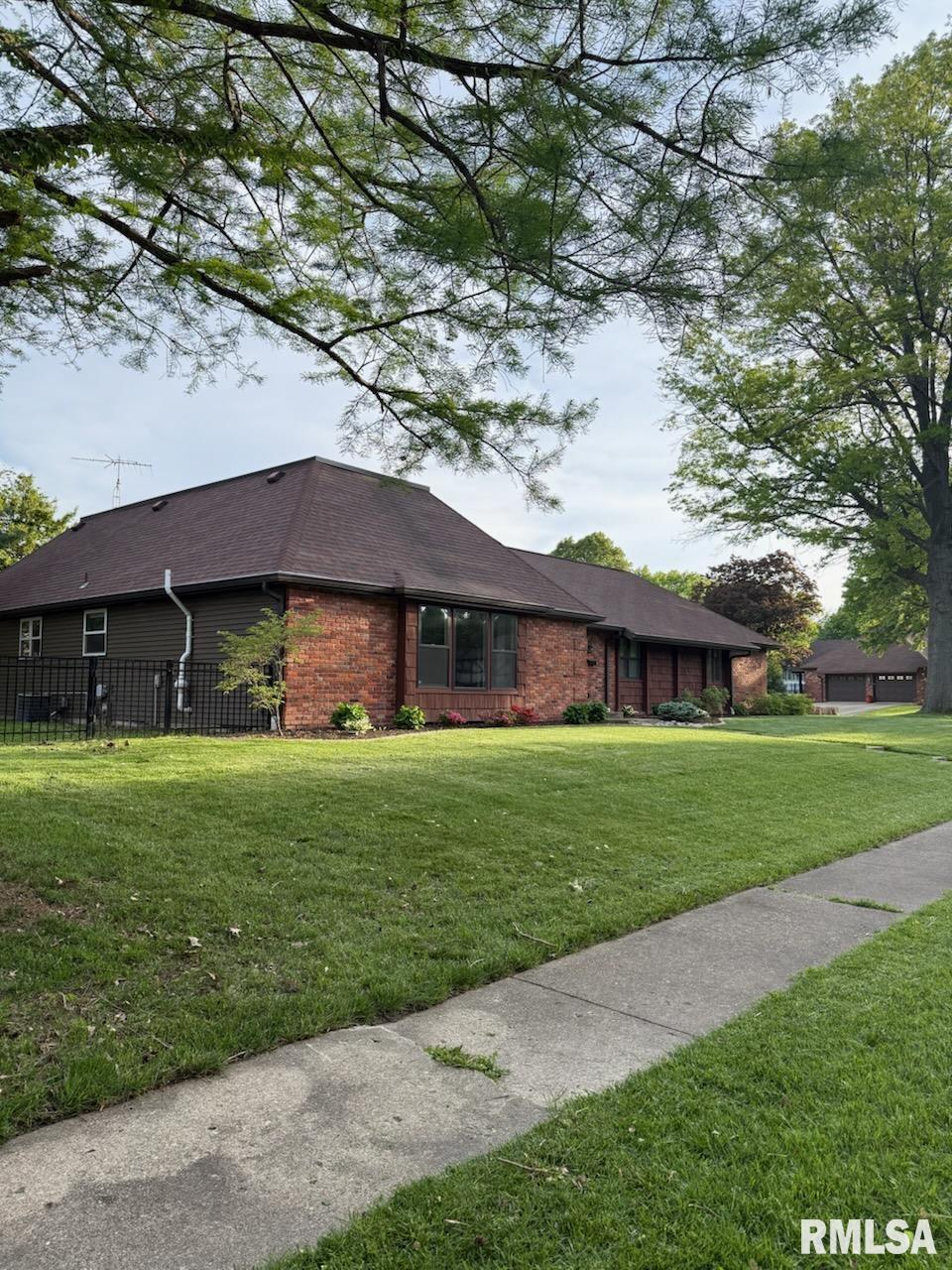 90 Pinehurst Drive Springfield, IL 62704 - Photo 2 of 24