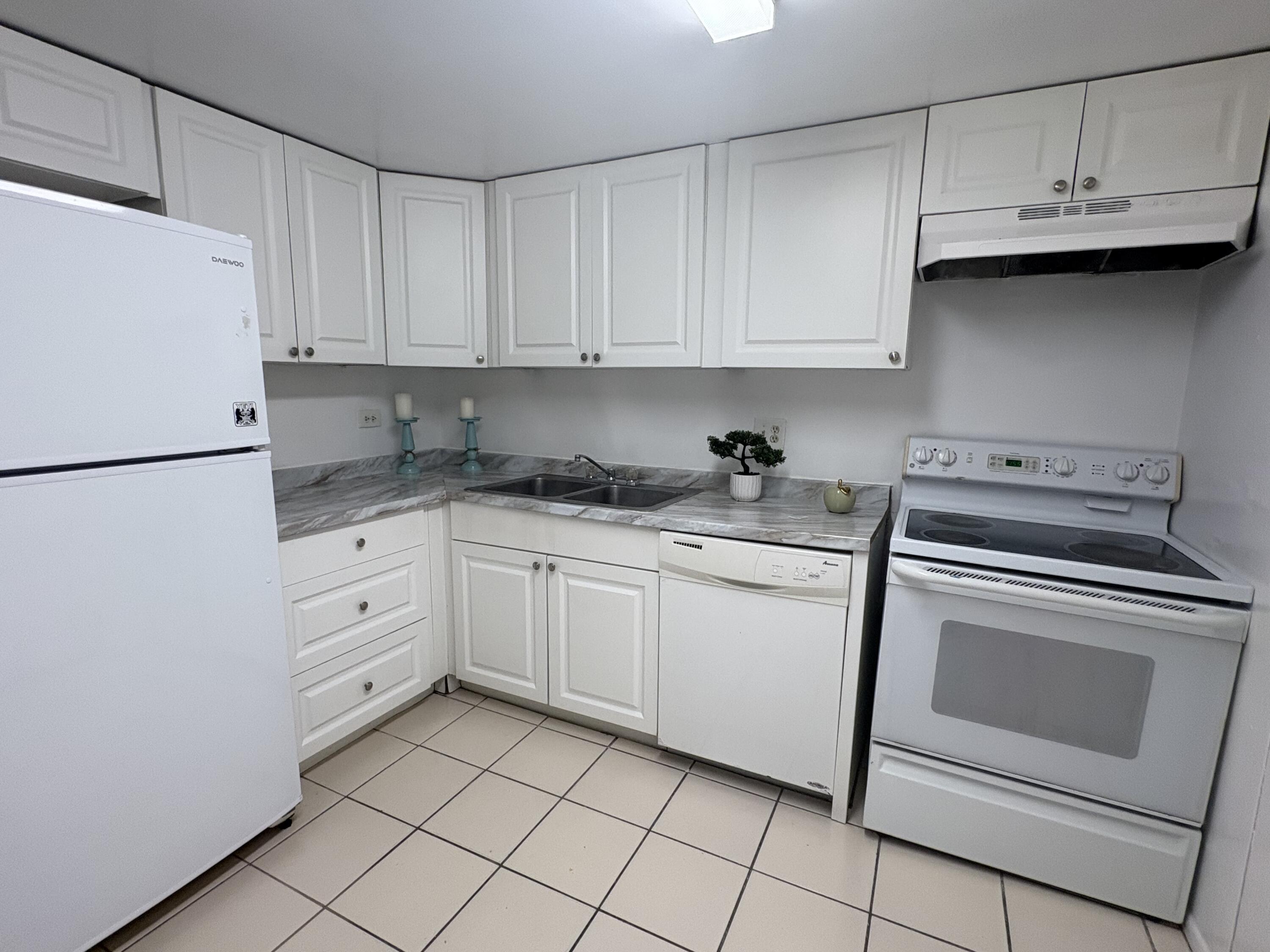 3720 Inverrary Drive, Unit 1H Lauderhill, FL 33319 - Photo 5 of 24 IMG_2007