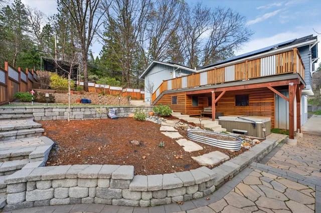 a view of a house with backyard