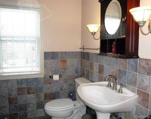 480 Fisher Road Grosse Pointe, MI 48230 - Photo 20 of 23 2nd floor full bath 2.jpg
