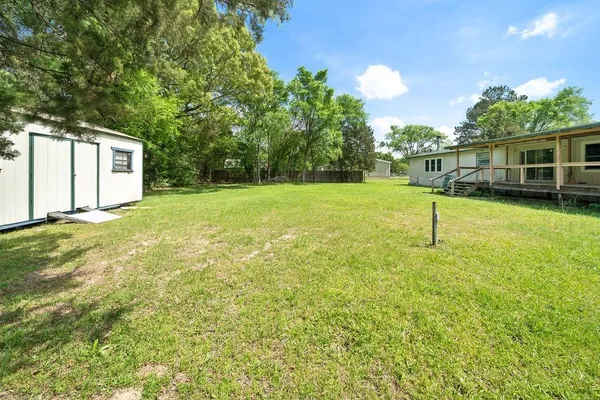 a view of a backyard