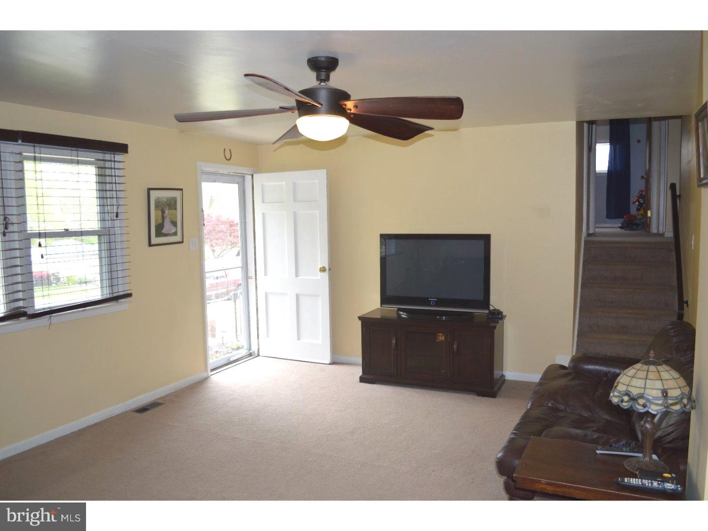 709 Cambridge Road Brookhaven, PA 19015 - Photo 4 of 23 Living Room
