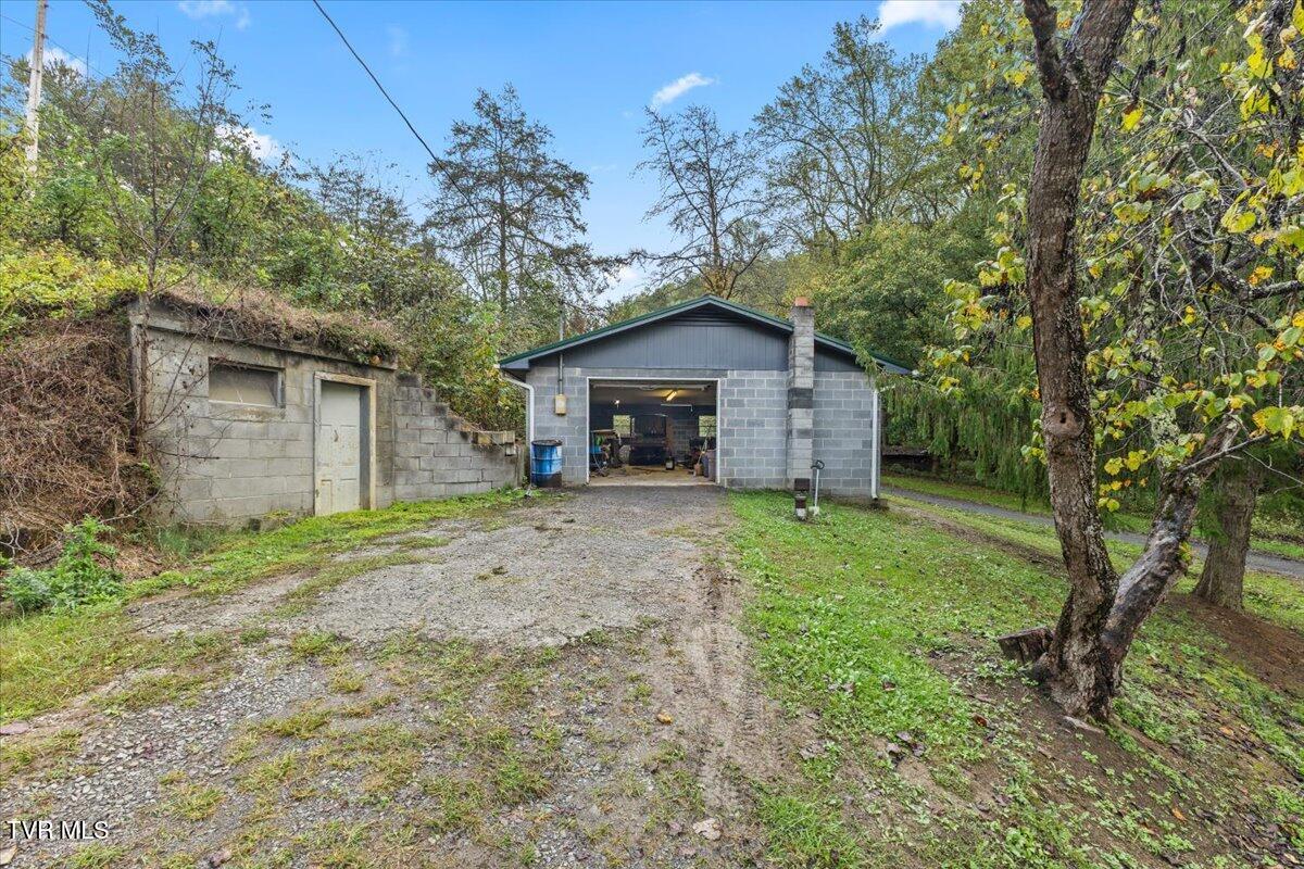177 Helton Hollow Road Eidson, TN 37731 - Photo 34 of 61 Garage