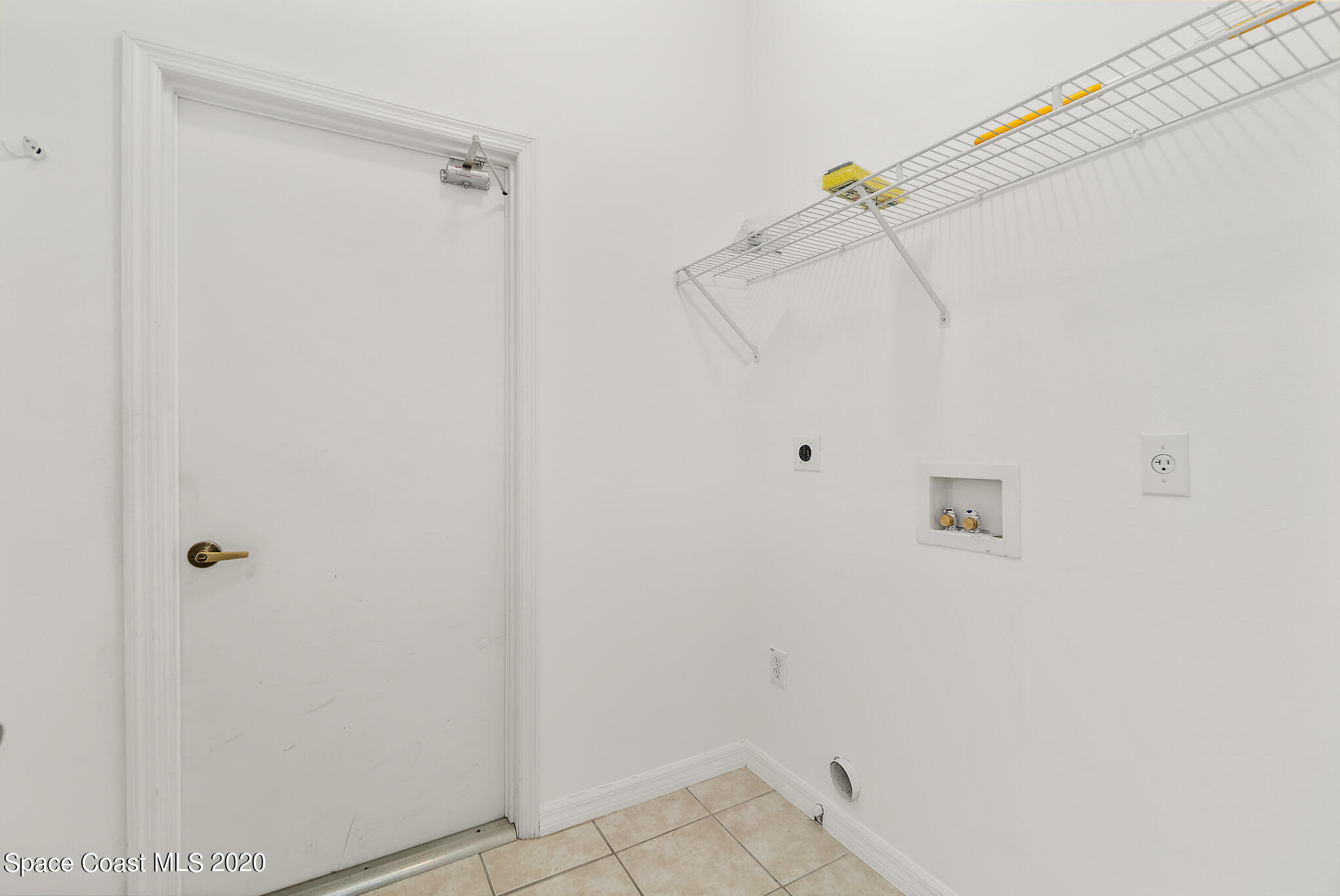 153 Babylon Lane Melbourne, FL 32903 - Photo 14 of 32 a bathroom with a shower