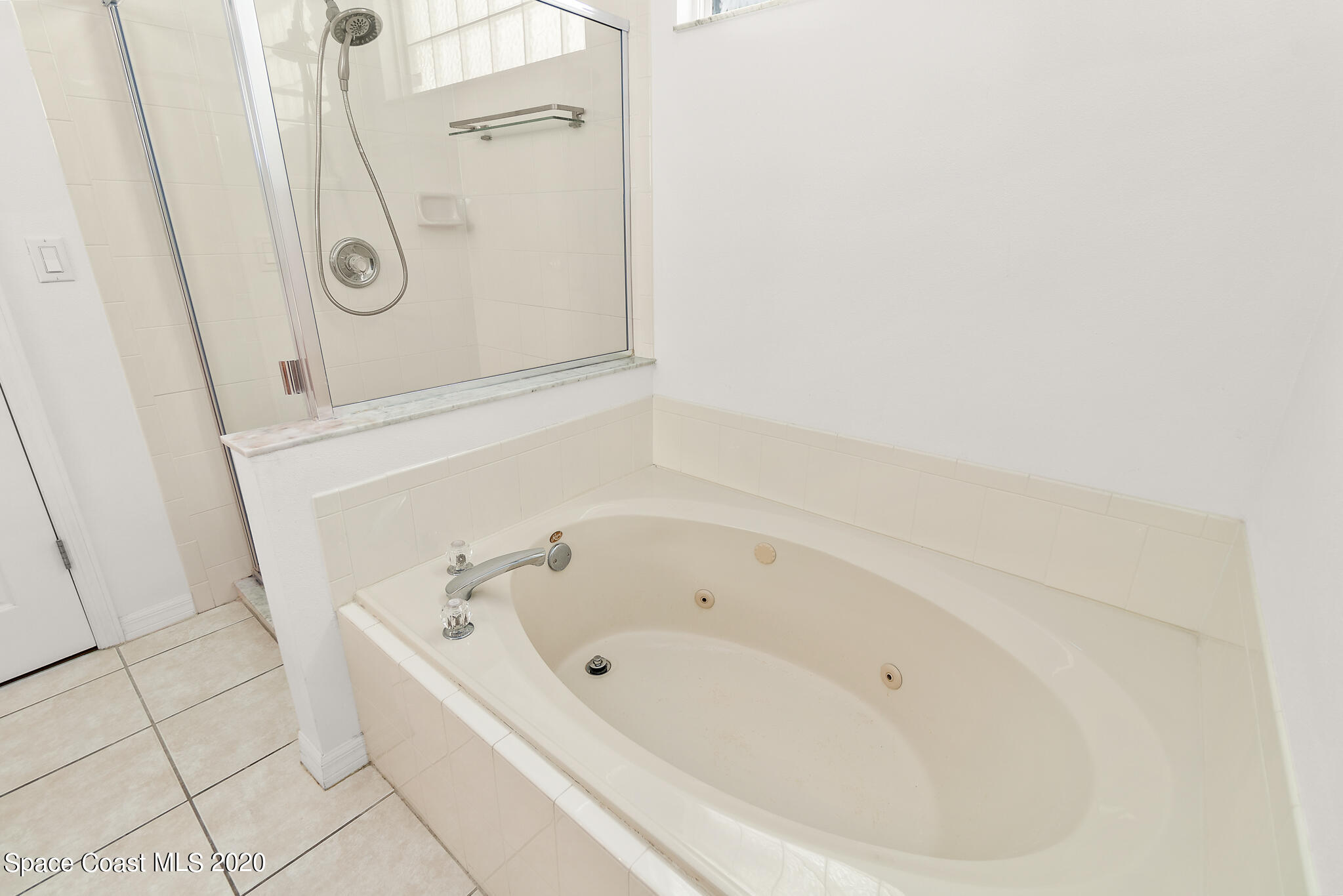 153 Babylon Lane Melbourne, FL 32903 - Photo 22 of 32 a bathroom with a bathtub