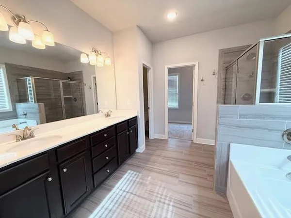 en empty room with windows and ceiling fan