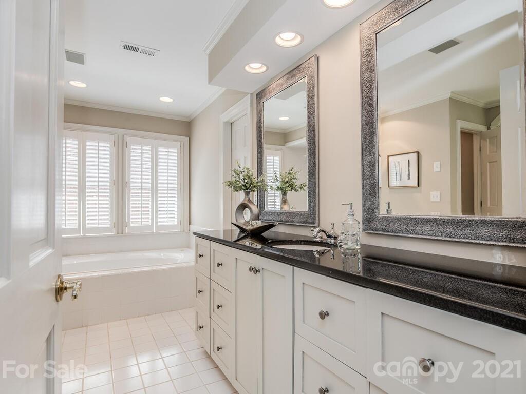 4626 Binfords Ridge Road Charlotte, NC 28226 - Photo 21 of 42 a spacious bathroom with sinks mirror and a bathtub