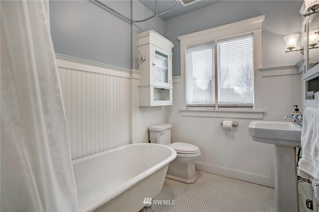 1415 East Spring Street Seattle, WA 98122 - Photo 13 of 38 a bathroom with a sink a toilet and tub