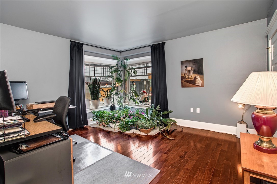 1415 East Spring Street Seattle, WA 98122 - Photo 17 of 38 a workspace with furniture and a window