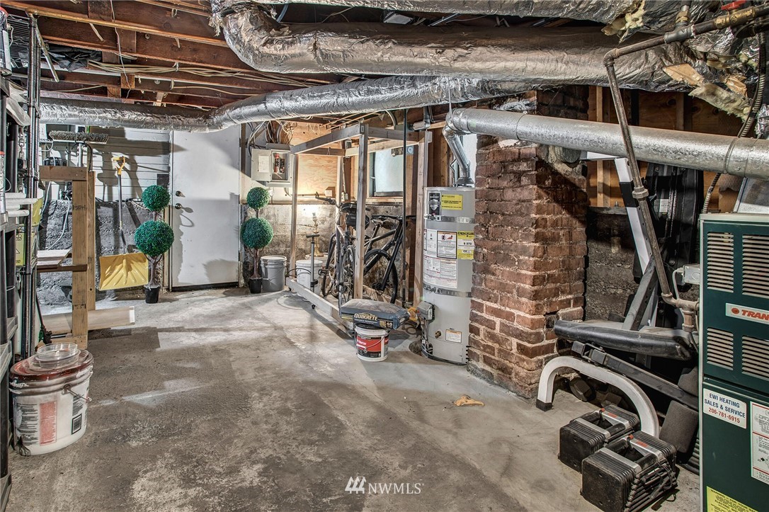 1415 East Spring Street Seattle, WA 98122 - Photo 28 of 38 a view of a room with gym equipment