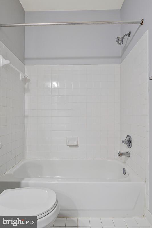 8045 Gatehouse Road, Unit 17 Falls Church, VA 22042 - Photo 21 of 32 a bathroom with a shower a toilet and a bathtub