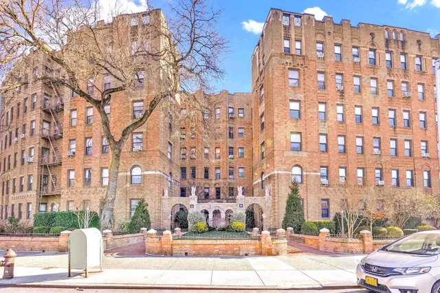 $989,000 | 71 Ocean Parkway, Unit A1 | Windsor Terrace