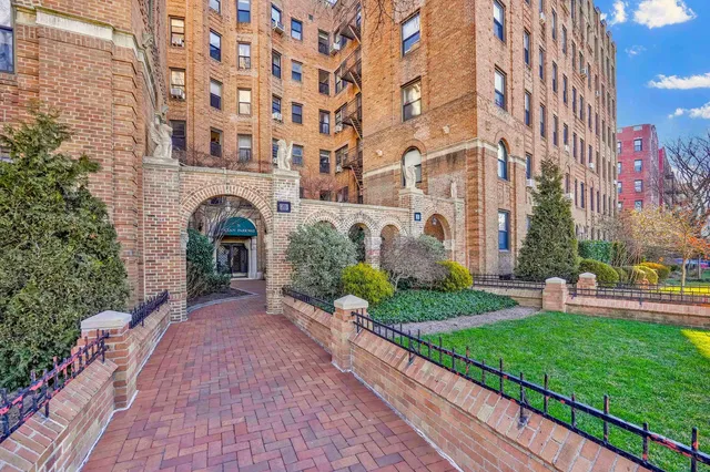 $989,000 | 71 Ocean Parkway, Unit A1 | Windsor Terrace