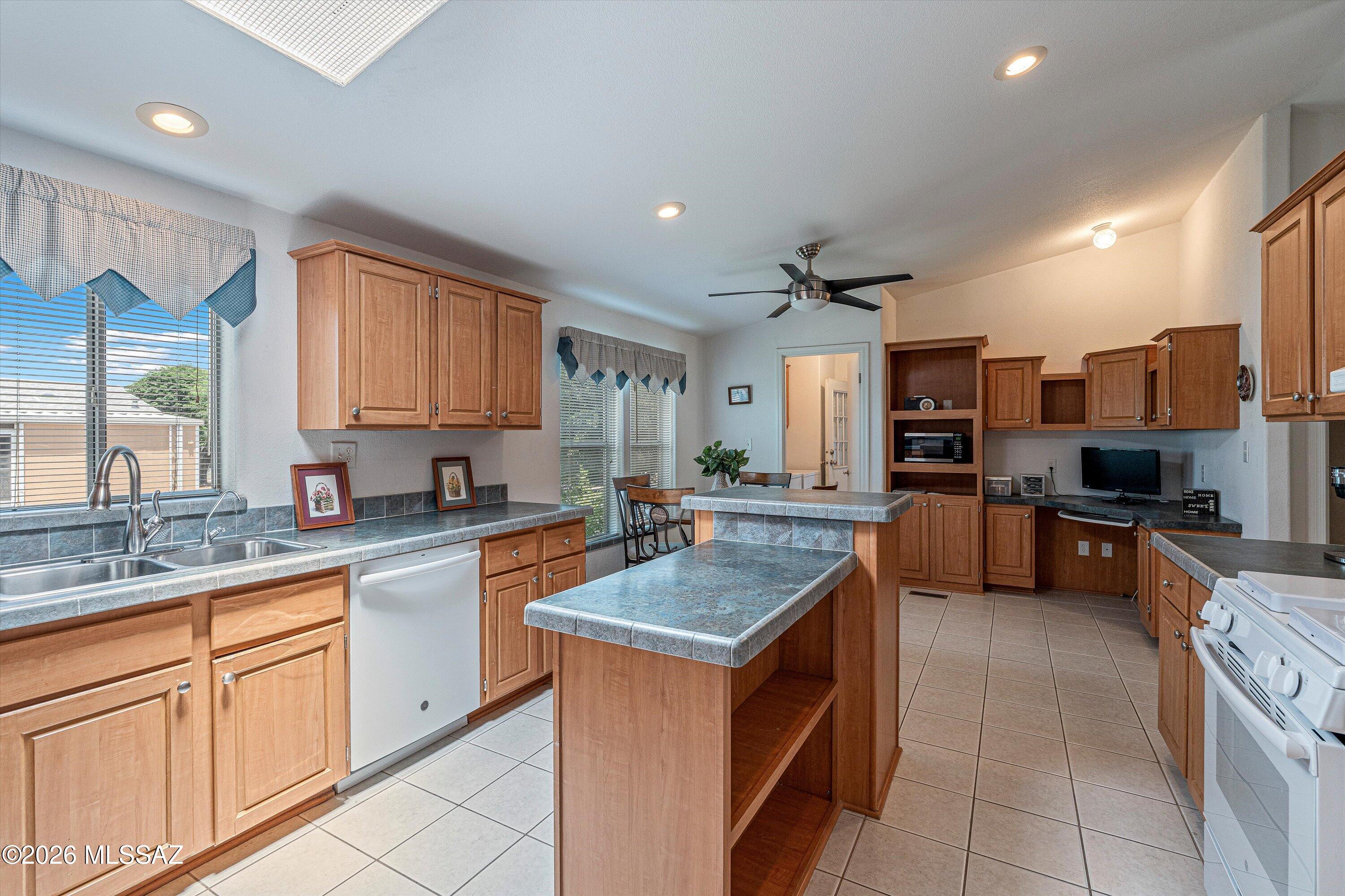 8401 South Kolb Road, Unit 524 Tucson, AZ 85756 - Photo 12 of 31 Kitchen