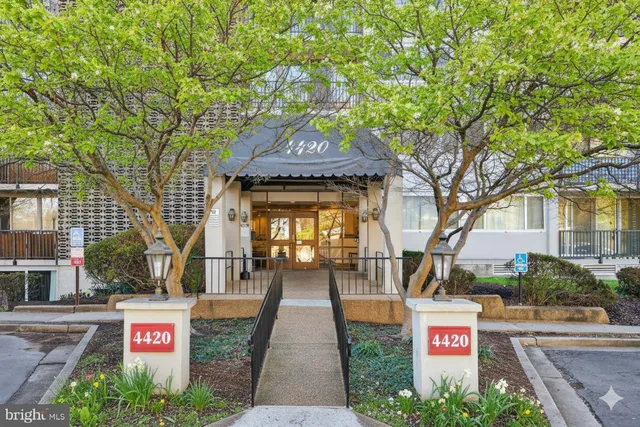 $2,400 | 4420 Briarwood Court North, Unit 32, Annandale, VA 22003