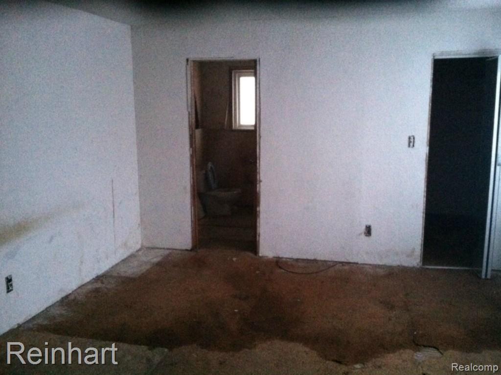 44450 Willow Road Belleville, MI 48111 - Photo 15 of 17 Bedroom trashed out.jpg