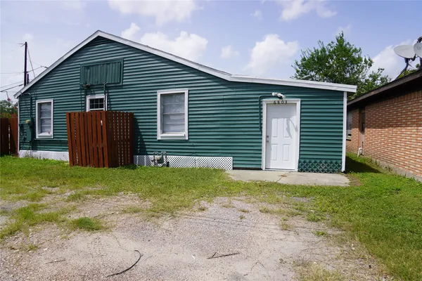 a view of a house with backyard and garden