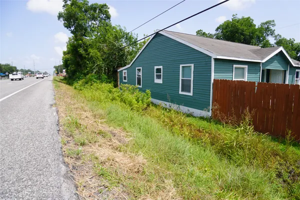 $1,800 | 6803 6th Street, Hitchcock, TX 77563