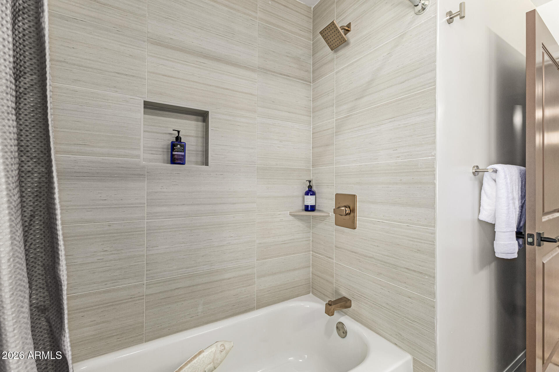 2901 East Las Rocas Drive Phoenix, AZ 85028 - Photo 31 of 47 Guest bathtub