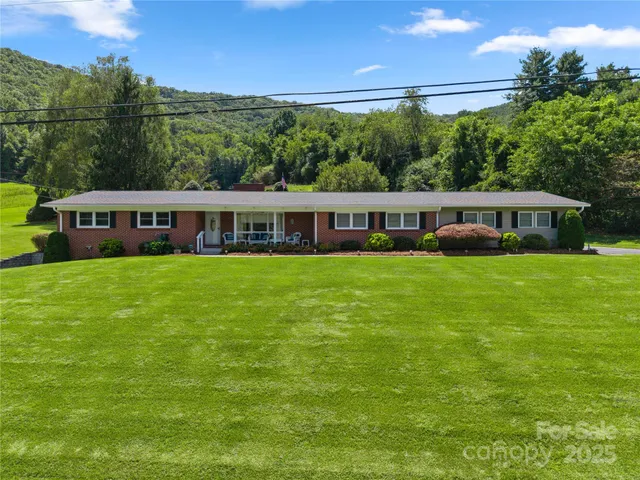a view of a house with a big yard