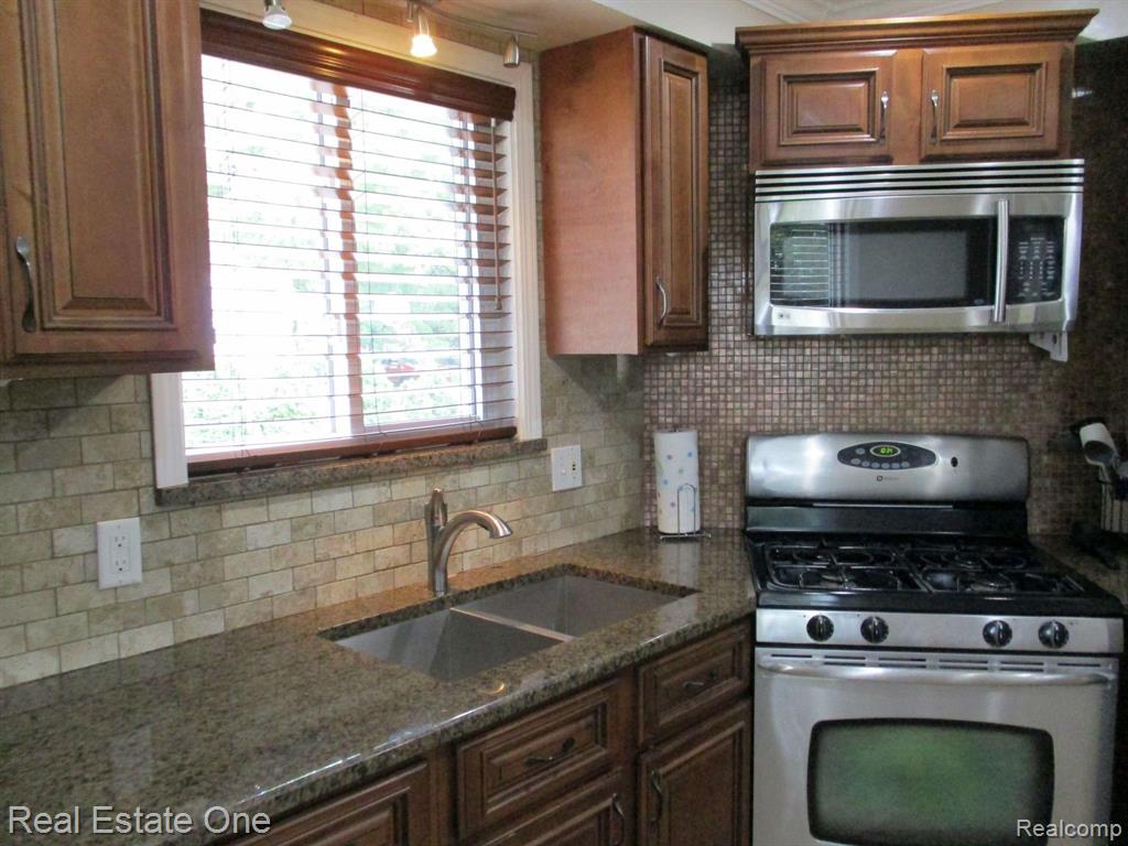 3195 Hessel Avenue Rochester Hills, MI 48307 - Photo 11 of 36