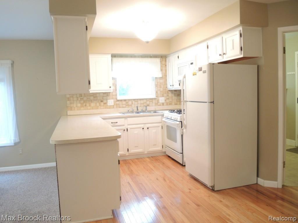 266 Union Drive Rochester, MI 48307 - Photo 13 of 27 KITCHEN