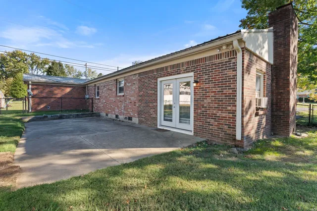a view of a house with backyard and garden