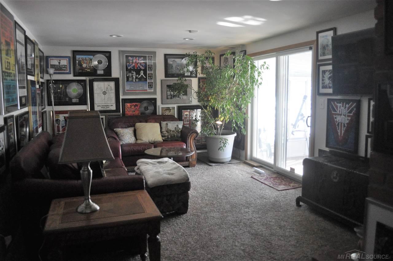 7041 Hatchery Road Waterford, MI 48327 - Photo 11 of 35 31367714-10.JPG