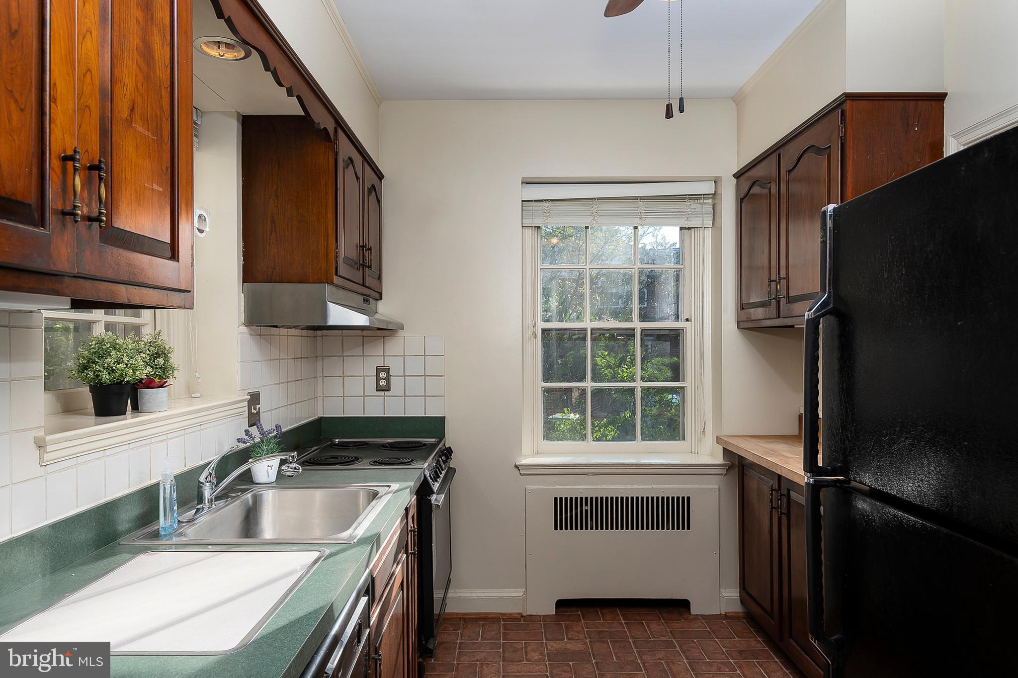 325 Paddington Road Baltimore, MD 21212 - Photo 12 of 45 Galley kitchen