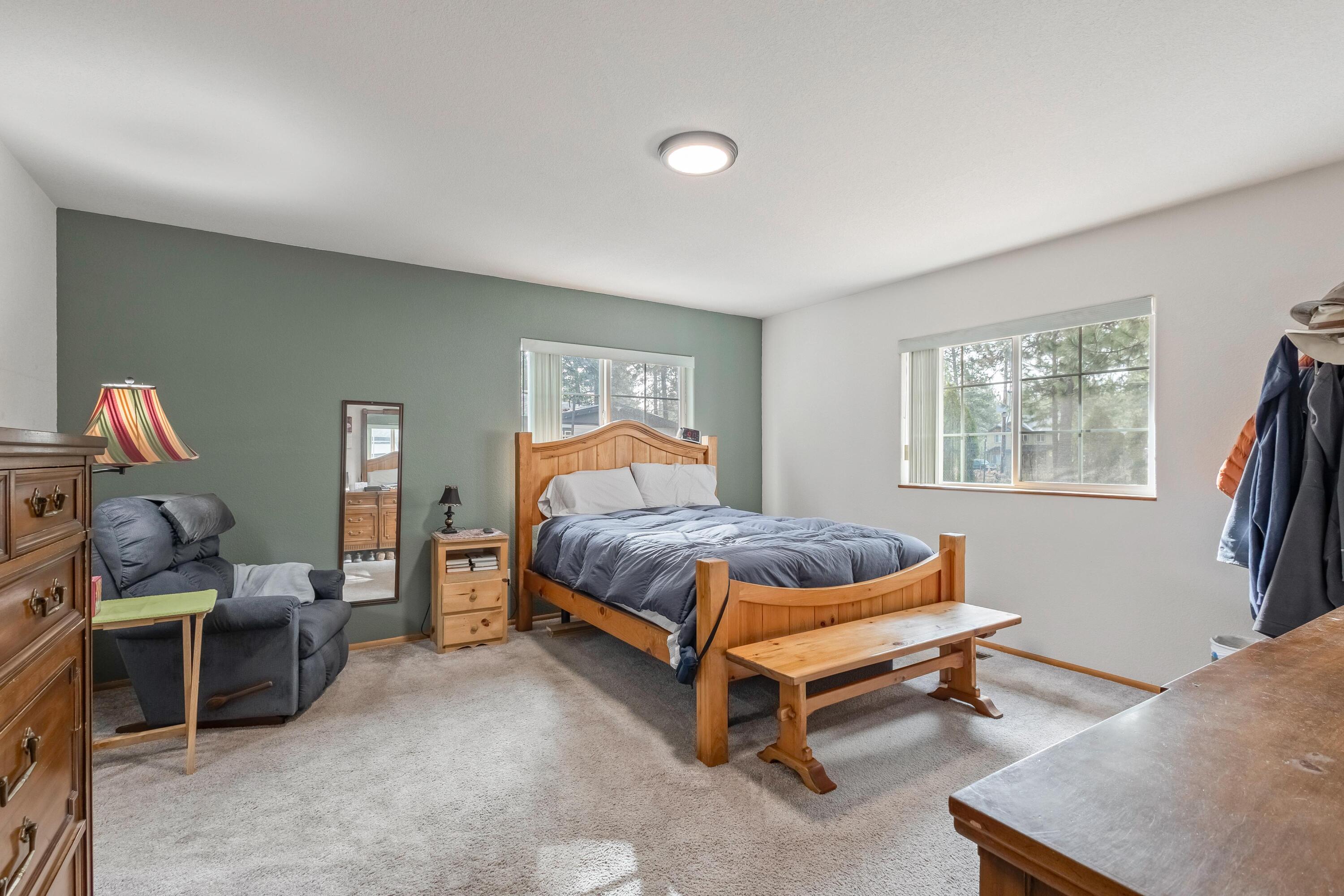 18900 Tuscarora Lane Bend, OR 97702 - Photo 5 of 20 a bedroom with a bed and a window