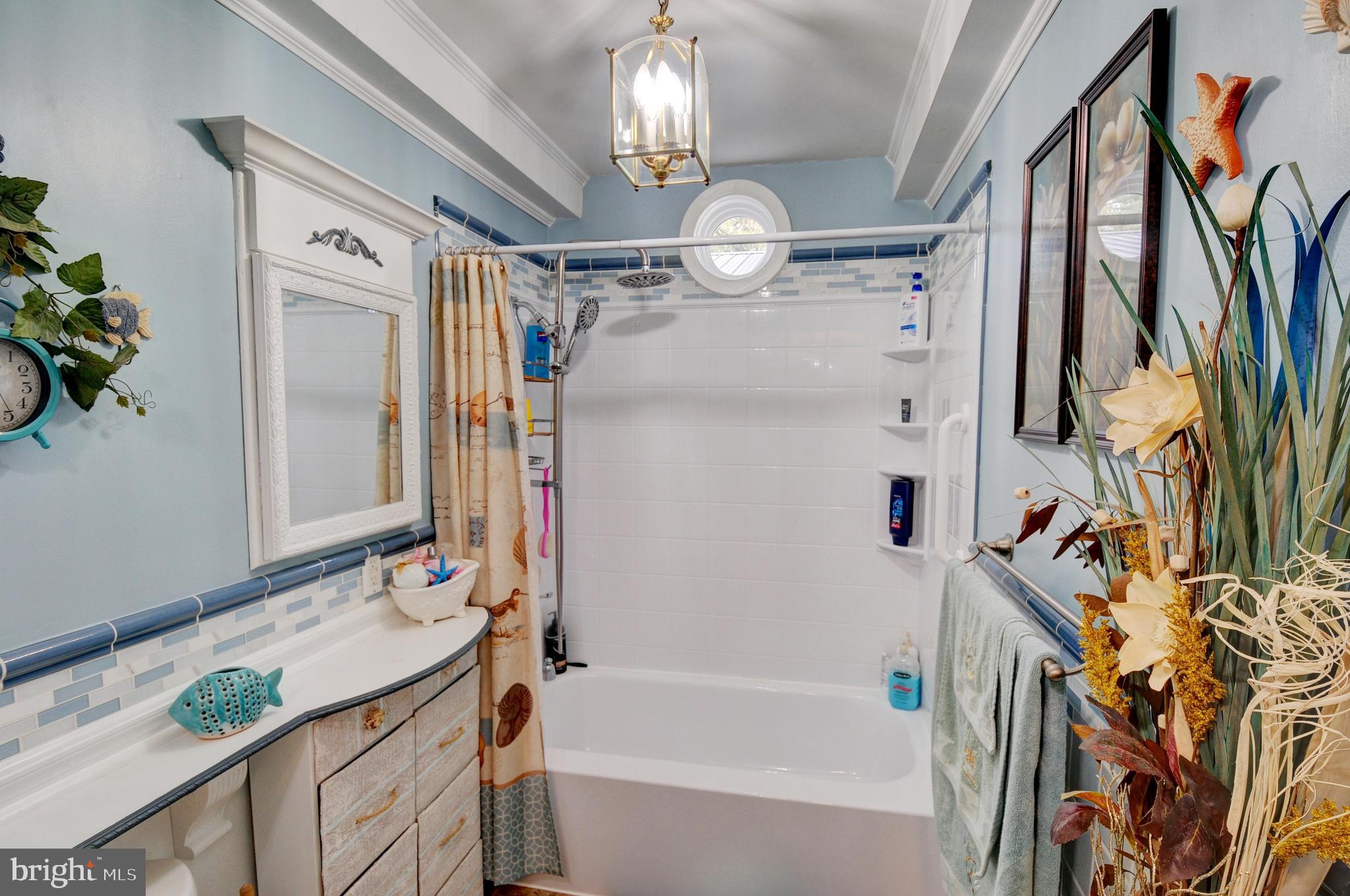 384 Perry Road Winchester, VA 22602 - Photo 20 of 61 a bathroom with a bathtub a sink and a mirror