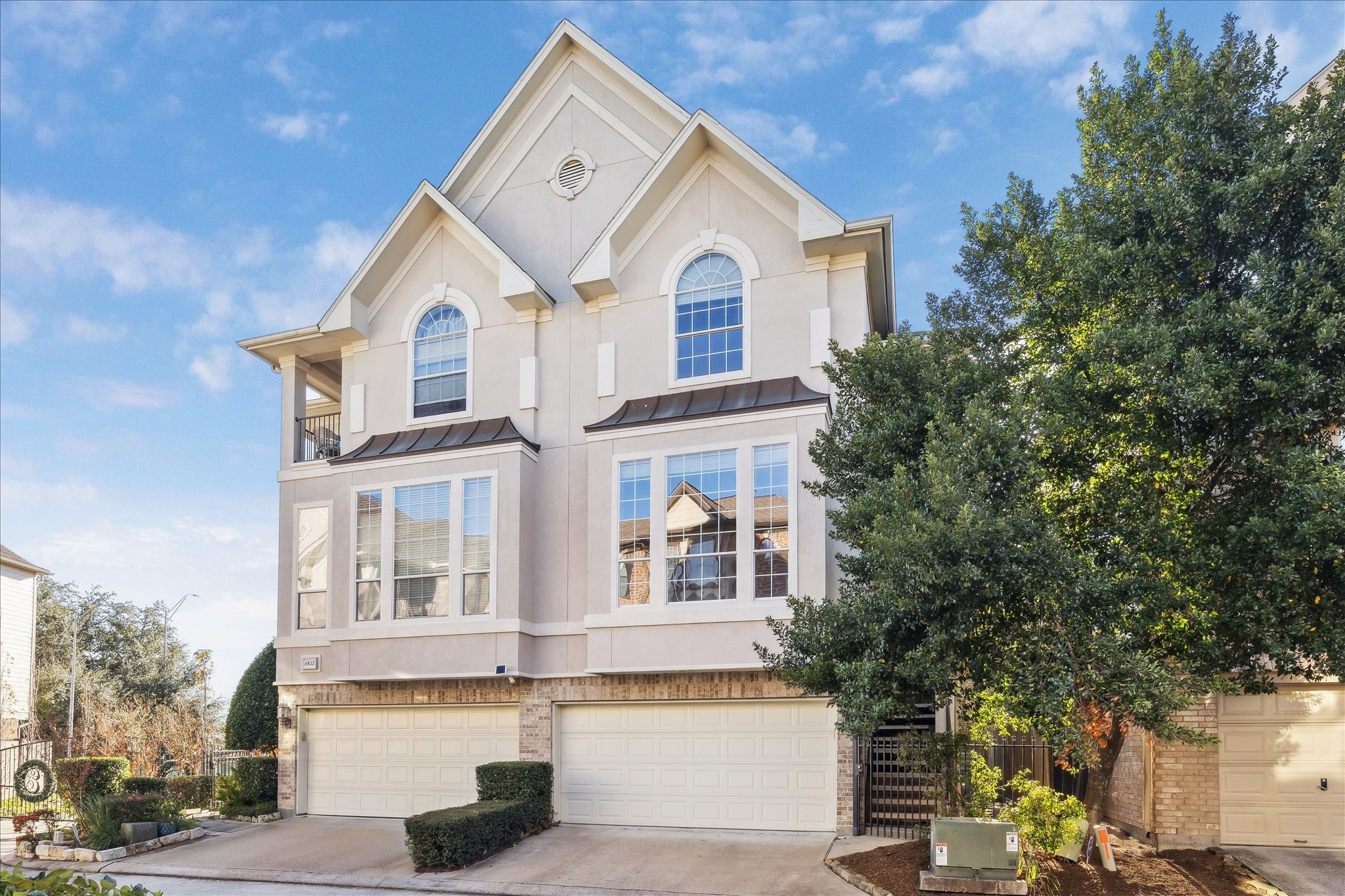 Wonderful home in a quiet gated community with a dog park and so close to White Oak Bayou trails