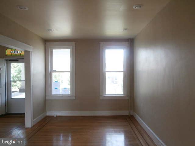 12 North Tremont Road Baltimore, MD 21229 - Photo 5 of 19 Living Room