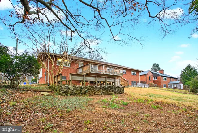 a picture of a white wall and black white wall