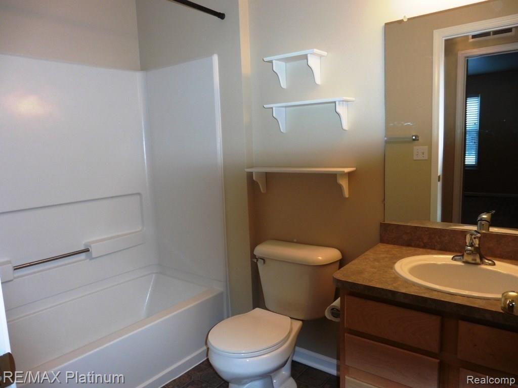 4237 Hampton Ridge Boulevard, Unit 136 Howell, MI 48843 - Photo 11 of 16 P1000686.jpg