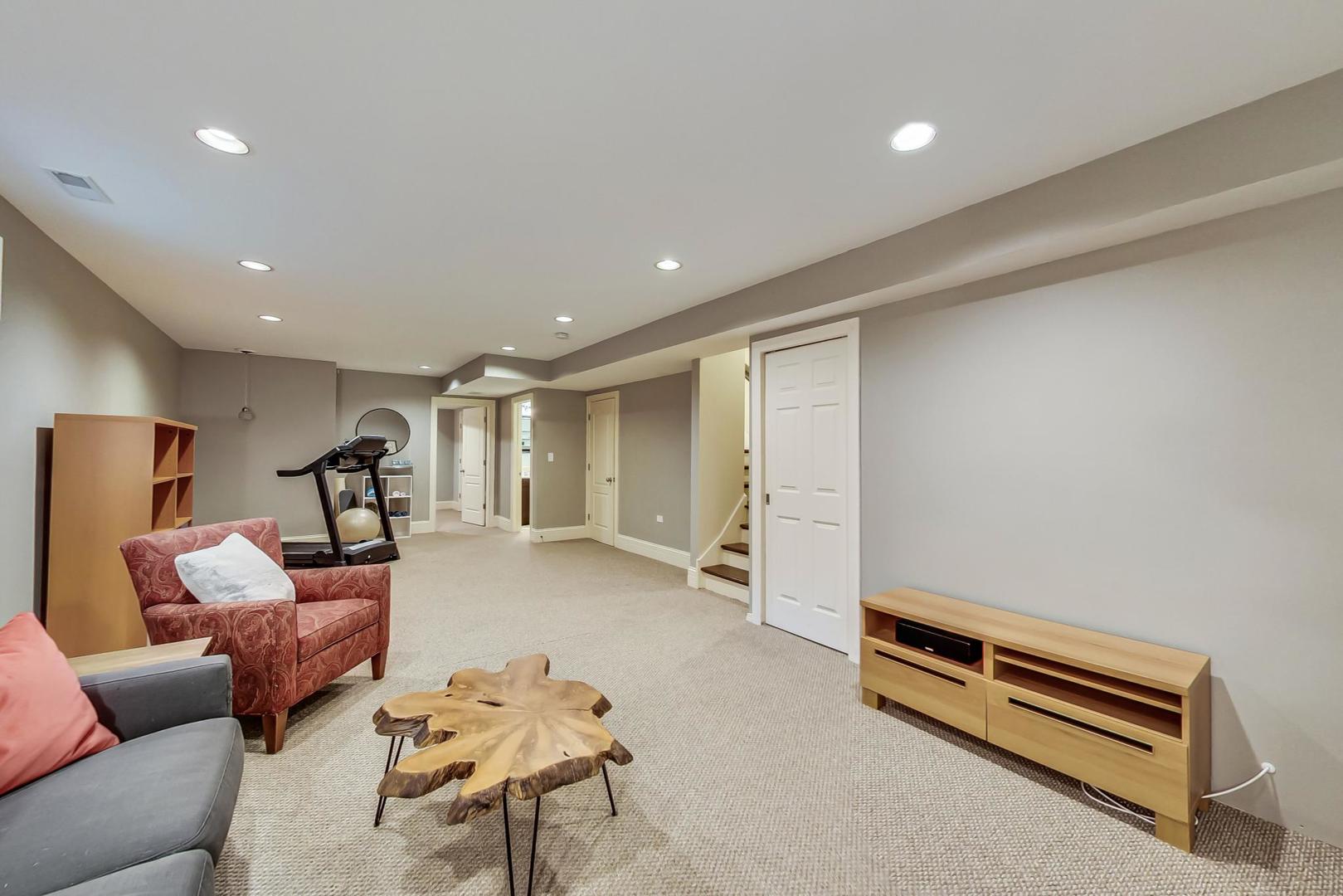 335 Ridge Road Kenilworth, IL 60043 - Photo 17 of 26 a living room with furniture
