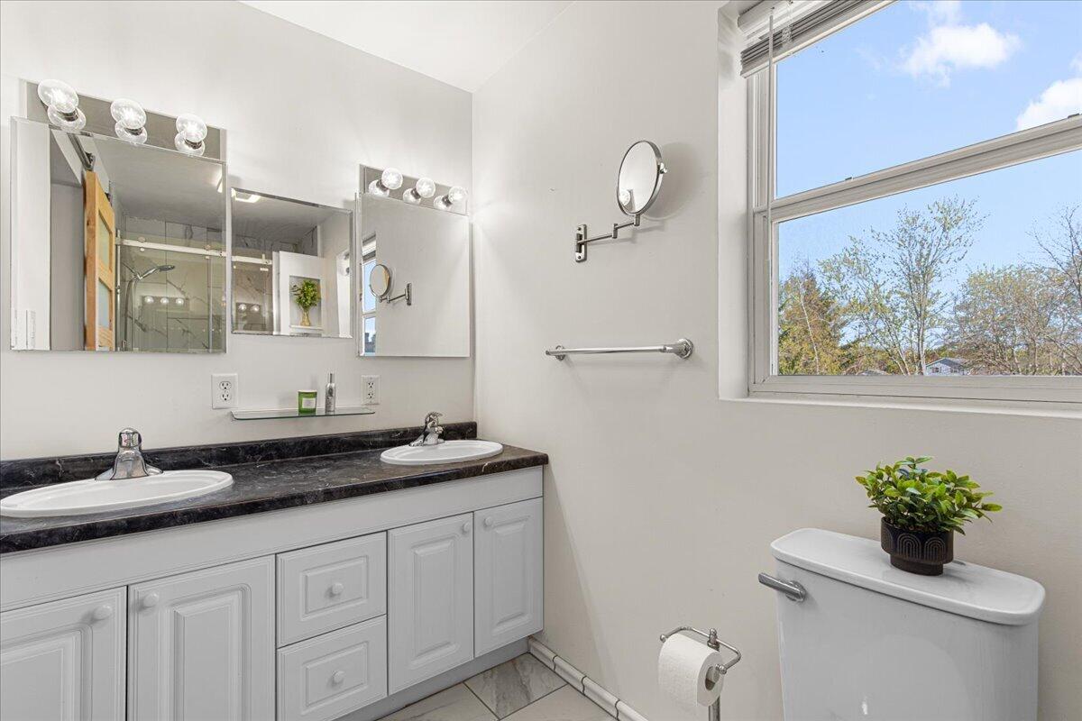 2350 East Sandy Acre Road West Bend, WI 53090 - Photo 24 of 42 Master Bath