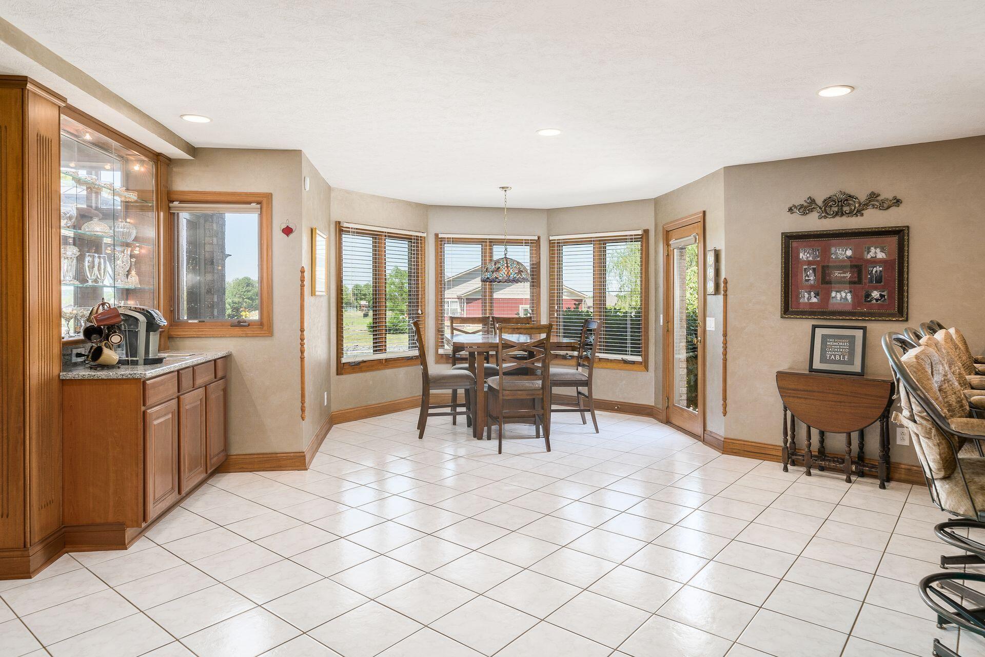 4411 Oakwood Road Springfield, OH 45502 - Photo 29 of 138 Breakfast area