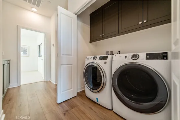 en empty room with windows and ceiling fan