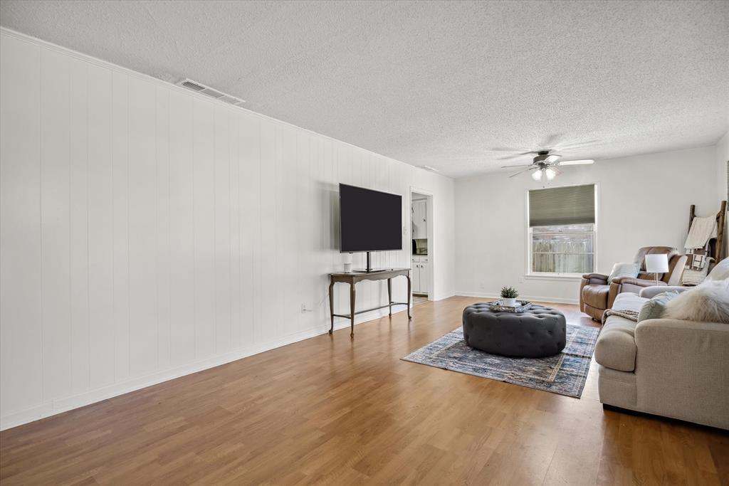 1460 Forrest Drive Canton, TX 75103 - Photo 7 of 36 a living room with furniture and a flat screen tv