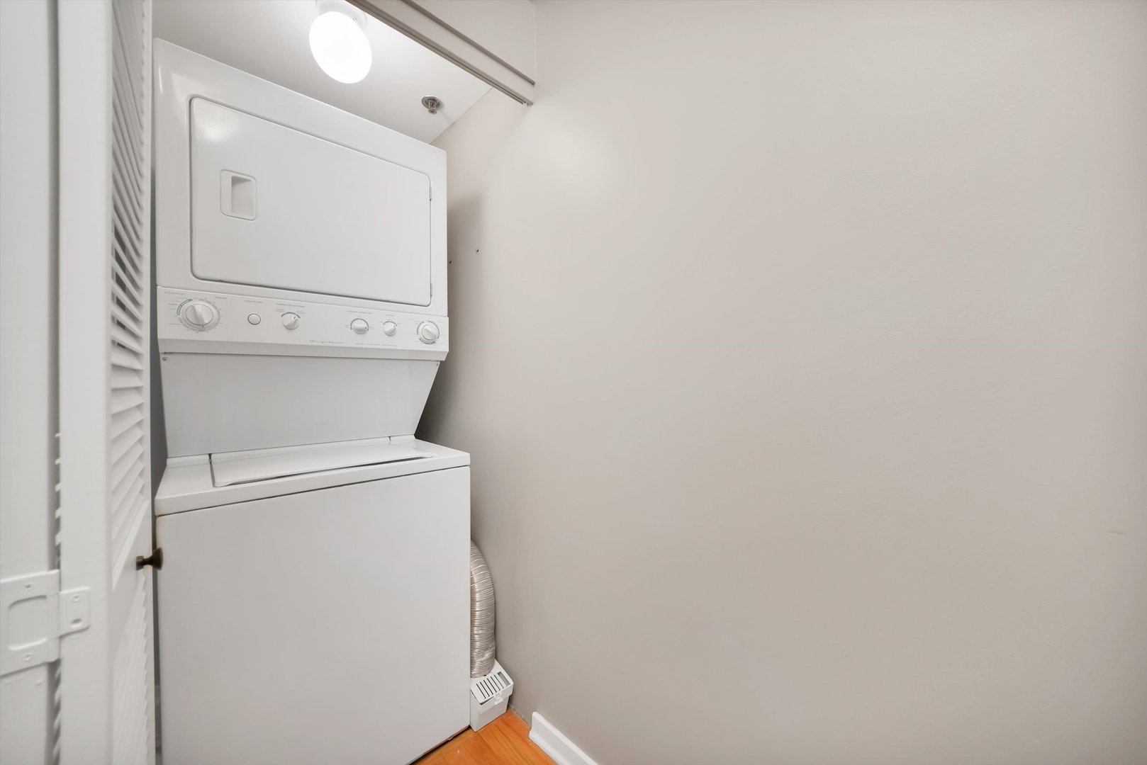 6 East Monroe Street, Unit 1501 Chicago, IL 60603 - Photo 18 of 27 a utility room with dryer and washer