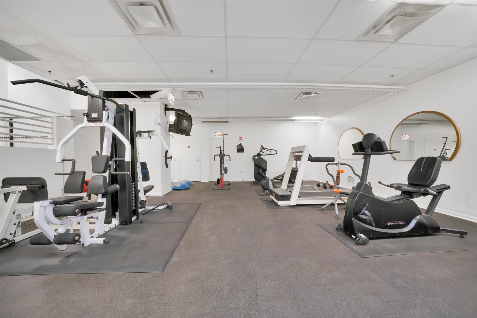 6 East Monroe Street, Unit 1501 Chicago, IL 60603 - Photo 21 of 27 a view of a room with gym equipment