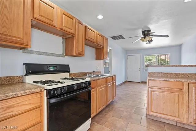 $900 | 4000 Visby Lane, Las Vegas, NV 89119