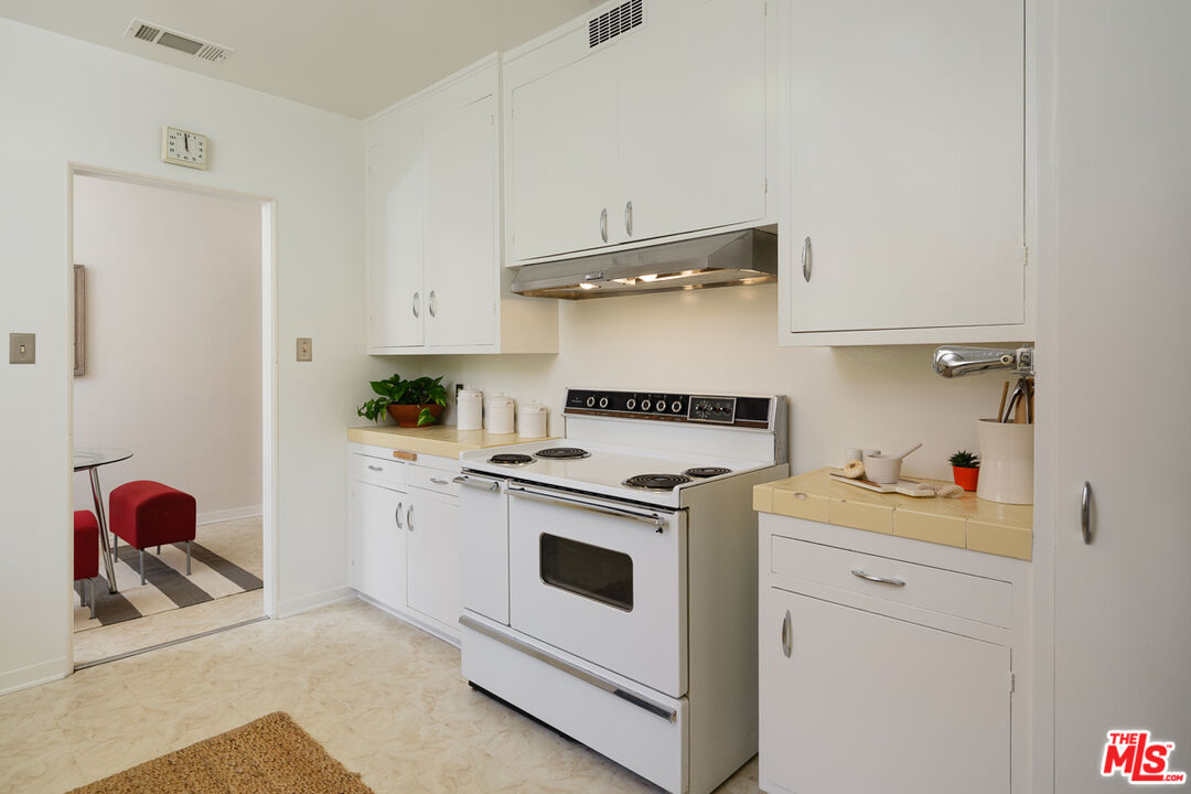 1422 Maple Street South Pasadena, CA 91030 - Photo 23 of 45 a utility room with dryer and washer