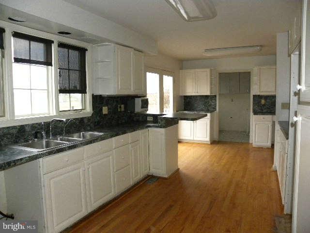 1108 Meredith Lane Davidsonville, MD 21035 - Photo 13 of 24 a kitchen with granite countertop a stove a sink and a refrigerator