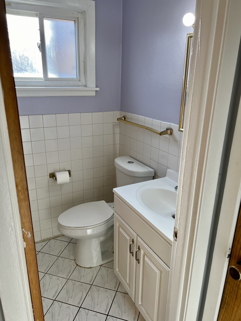 9559 Sumac Road, Unit F Des Plaines, IL 60016 - Photo 11 of 24 a bathroom with a sink and toilet