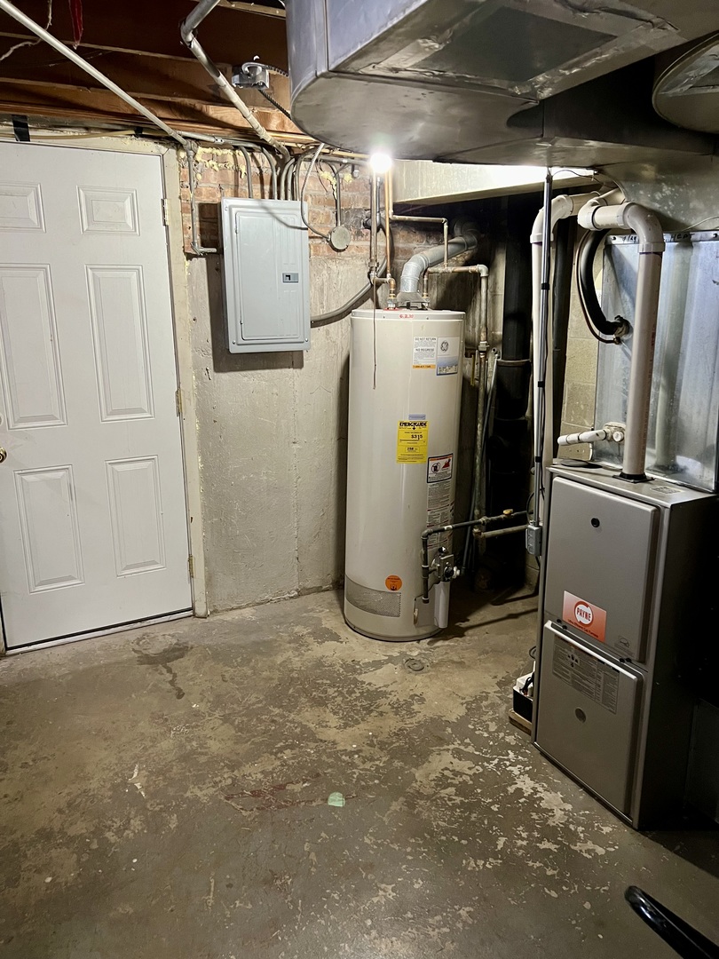 9559 Sumac Road, Unit F Des Plaines, IL 60016 - Photo 20 of 24 a utility room with dryer and washer