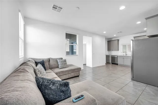 $2,000 | 4054 East Tonopah Avenue, Las Vegas, NV 89115