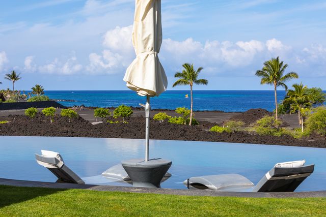 $10,000,000 | 72-1033 Kekahawaiole Drive, Kailua-Kona, HI 96740